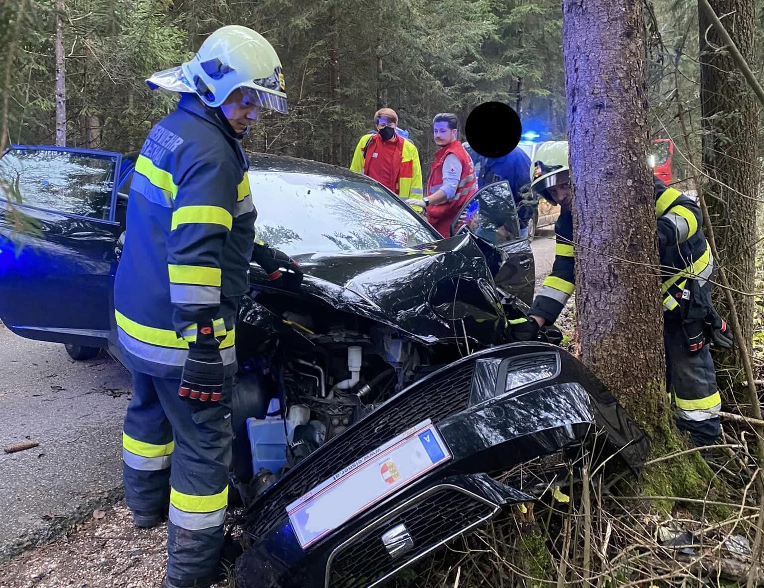 Fahrzeug Prallte In Ebenthal Frontal Gegen Baum