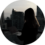 Person arbeitet am Laptop mit Stadtsilhouette im Hintergrund